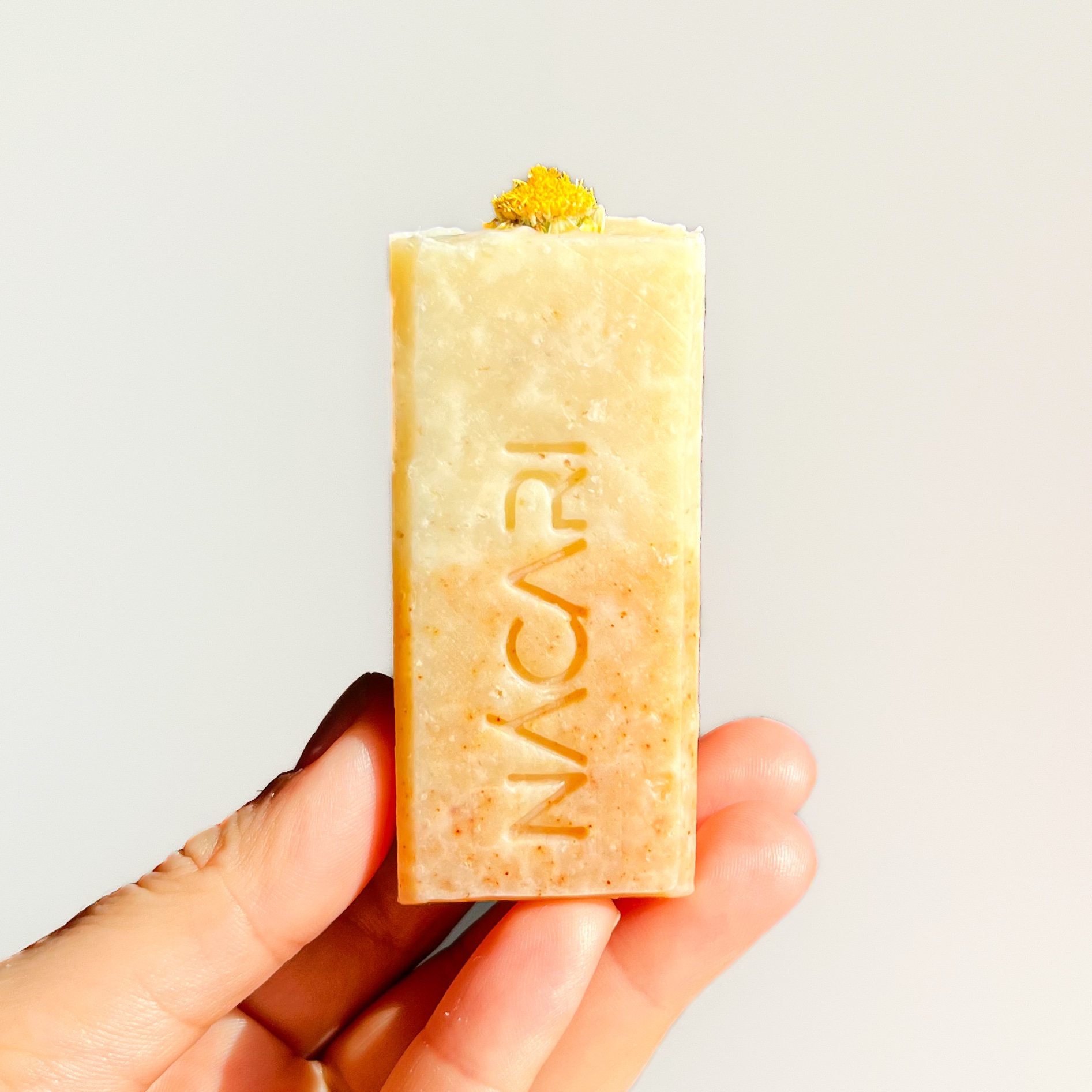 Camomila: jabón sólido de manzanilla, cúrcuma y avena - Imagen 2