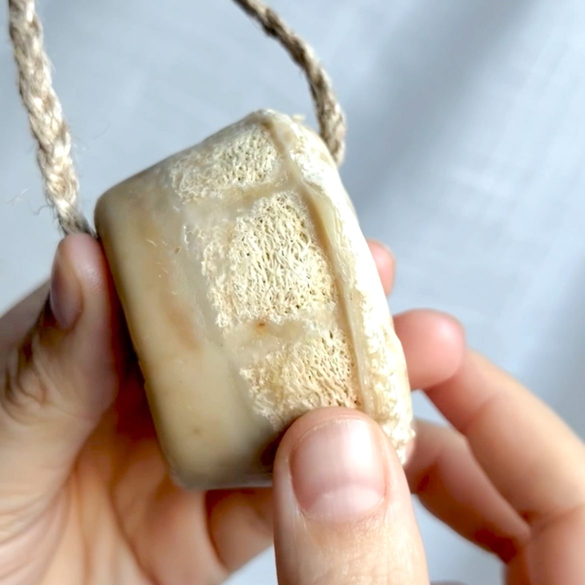 Lufa de plátano: exfoliante jabonoso sólido de aceite de ricino y almendras - Imagen 2